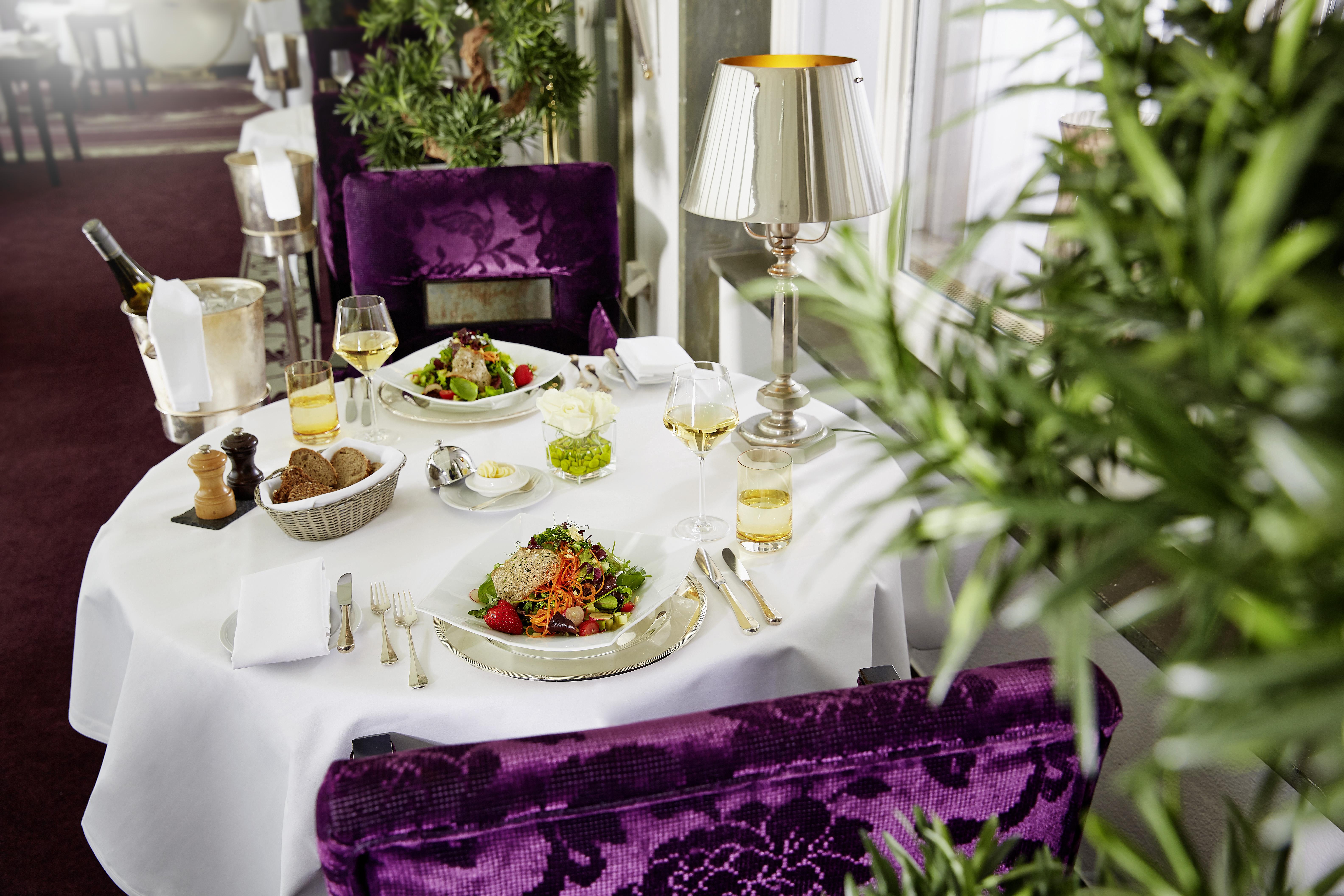 فندق بارك بريمن BRE المظهر الخارجي الصورة A table set for dinner