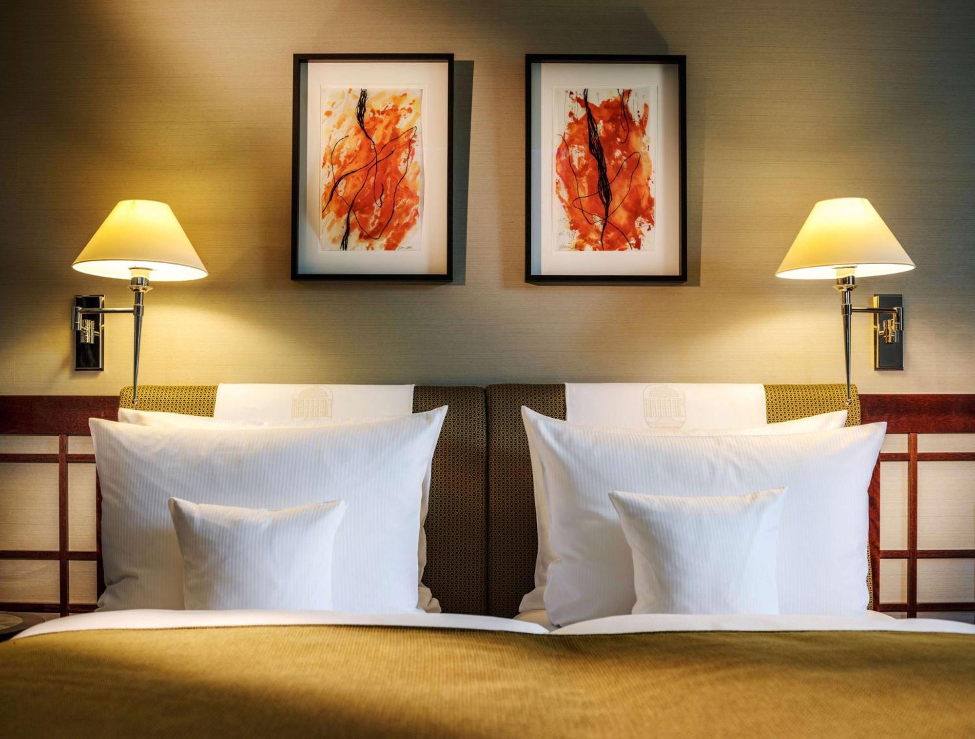 فندق بارك بريمن BRE المظهر الخارجي الصورة A bed with two pillows